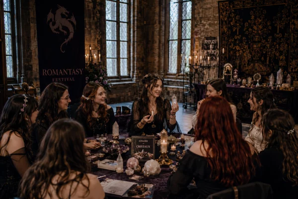 Atelier cristaux avec plusieurs femmes autour d'une table parlant de cristaux