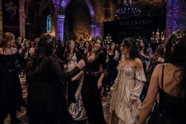 Plusieurs femmes qui dansent dans une salle de bal dans un château