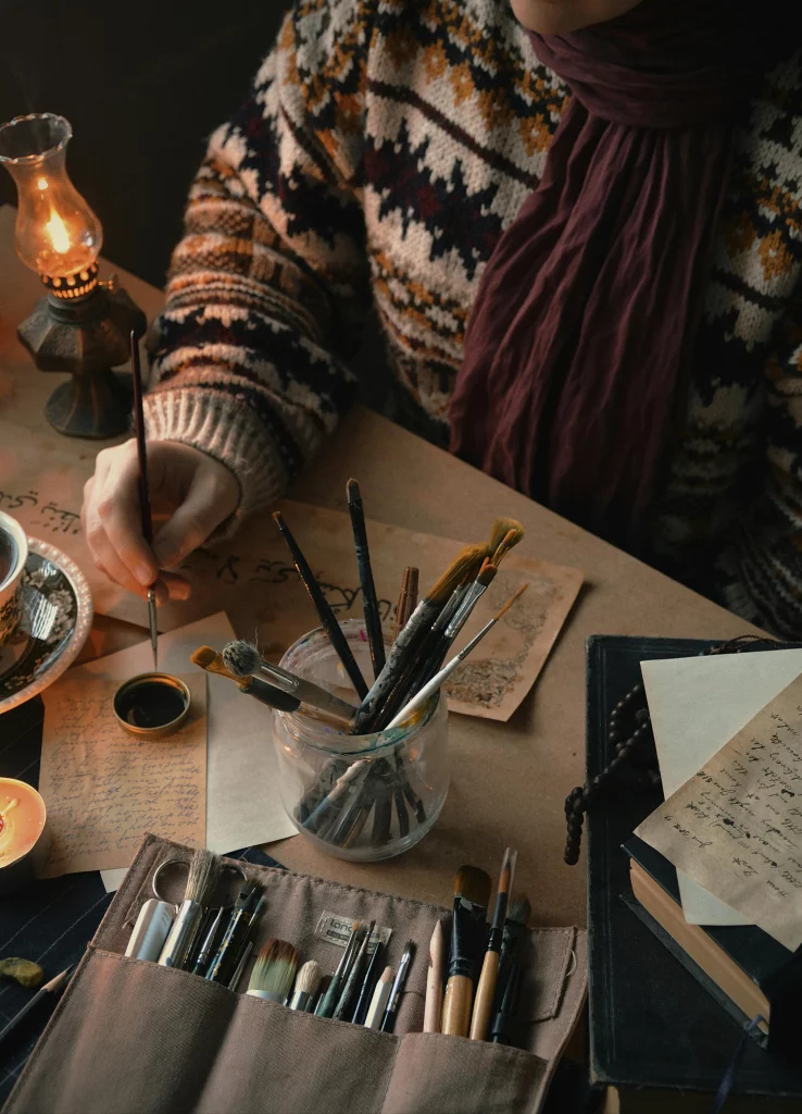 Photo de l'atelier Fan Art représentant une personne qui peint sur une table