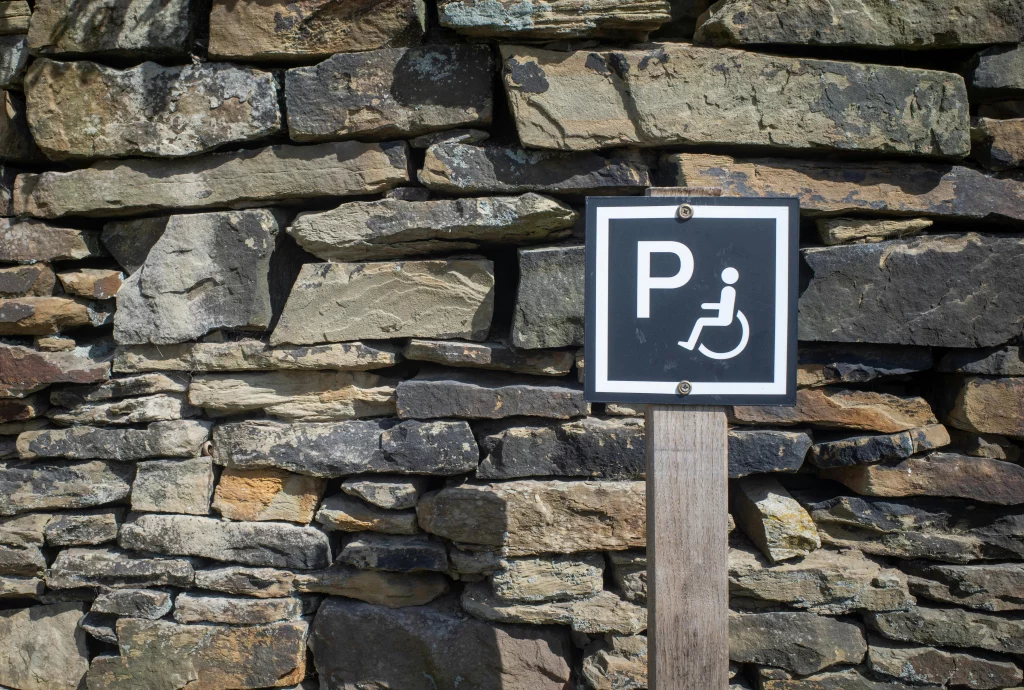Panneau place de parking pour personne à mobilité réduite