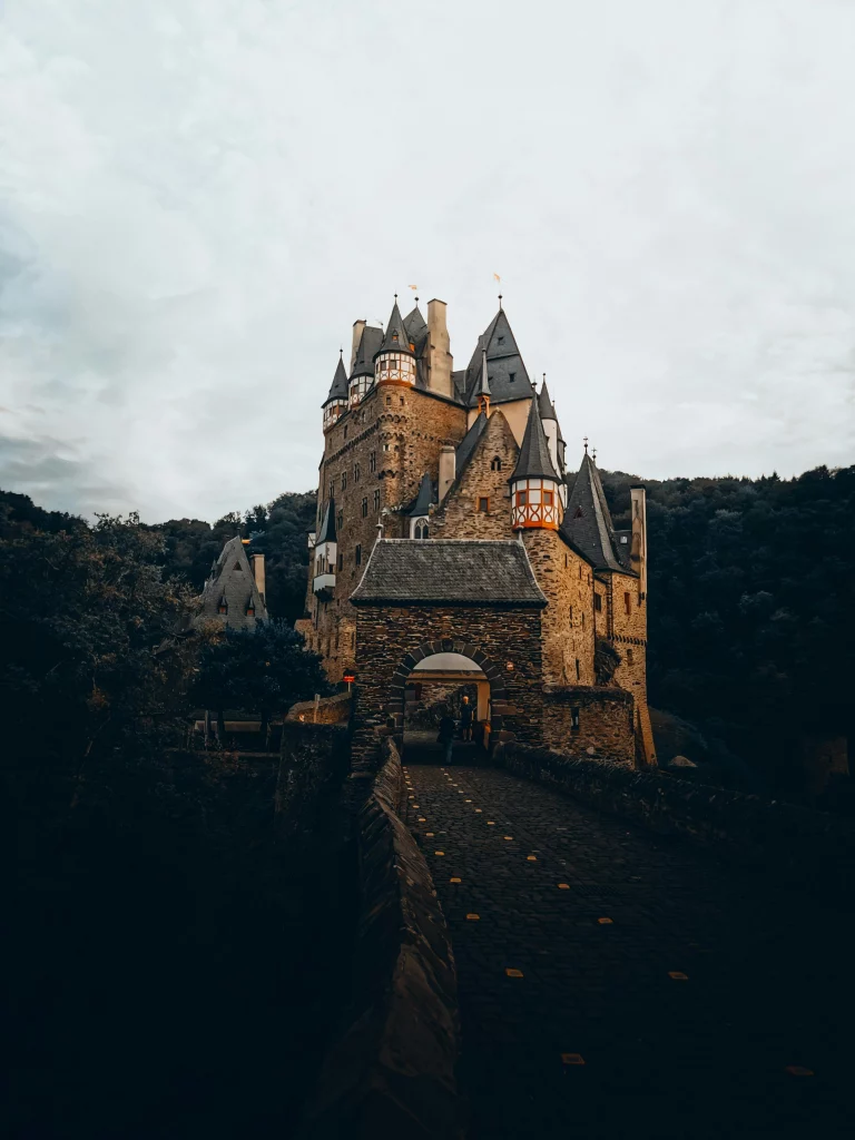 Image de la section représentant un château mystique sorti d'un conte
