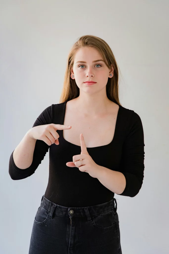 Femme qui parle en langage des signes.