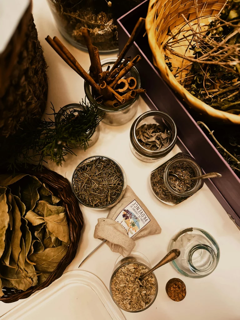 Plantes séchées sur une table