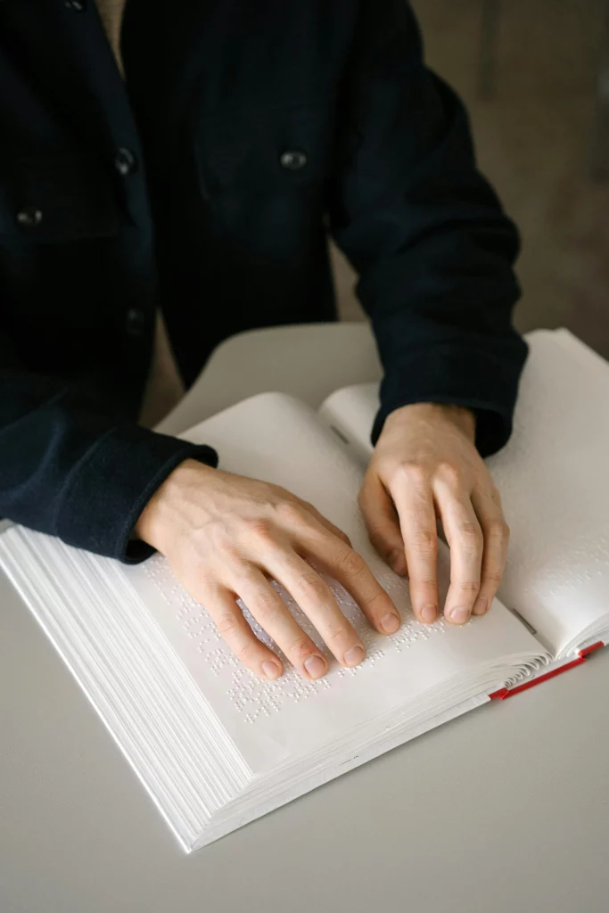 Personne qui lit du braille