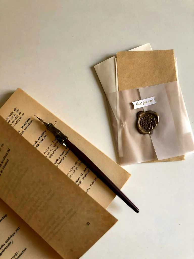 Photo représentant la Newsletter avec une plume et une lettre cachetée