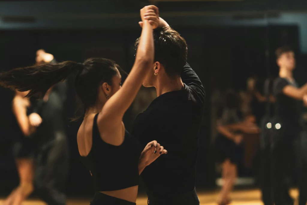 Atelier initiation à la danse représentant deux personnes dansantes en couple