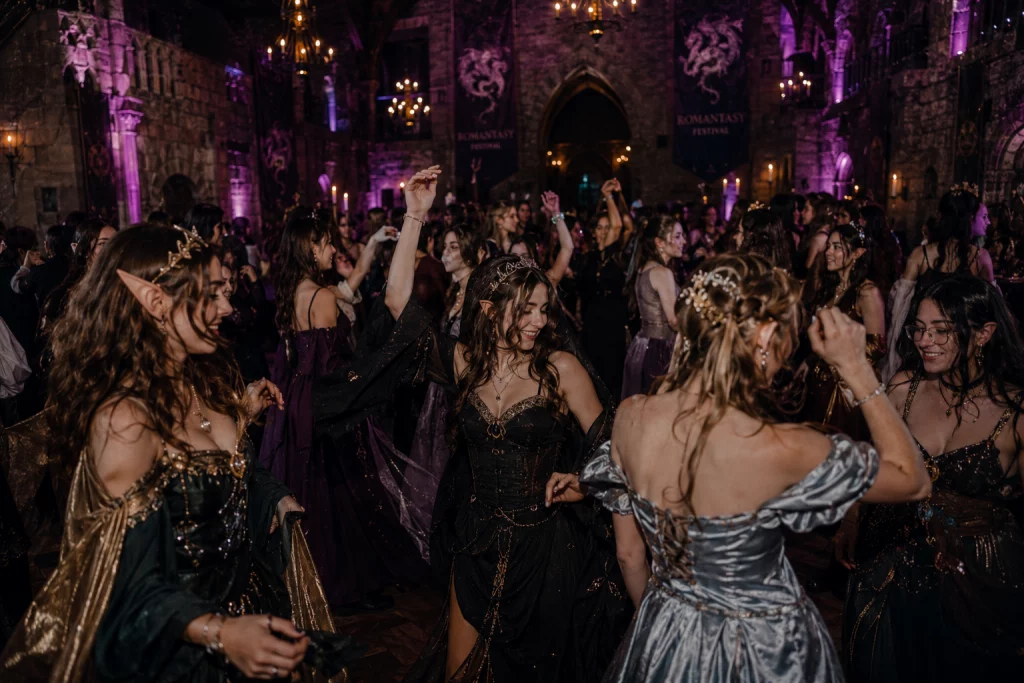 Plusieurs femmes qui dansent dans un chateau